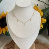 Collier doré main-1